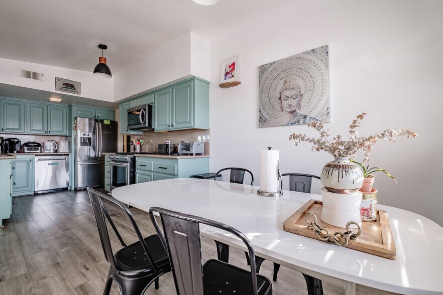 Building Photo - 5521 27th Ave