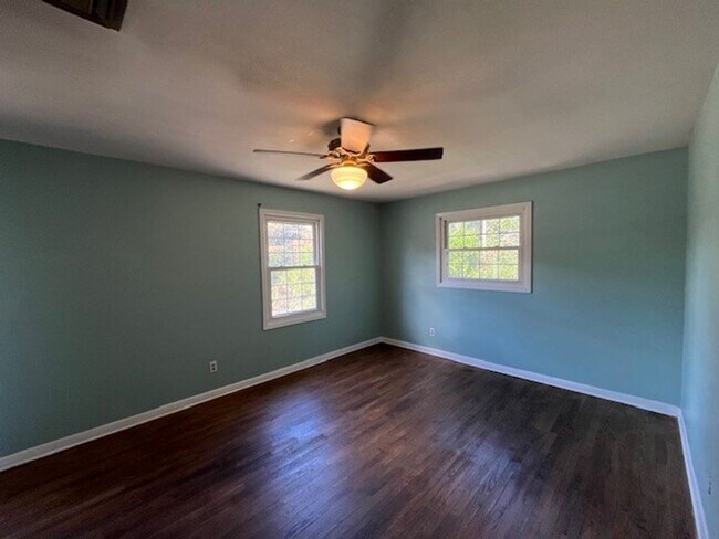 Building Photo - Perfect "Work from Home" Location!