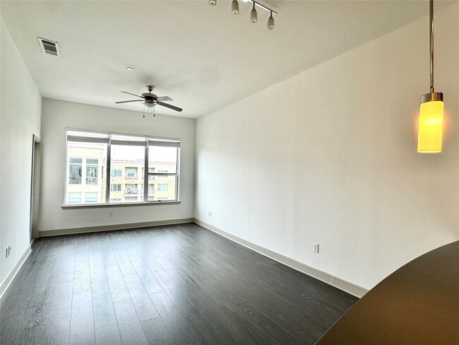 Building Photo - 2111 Westheimer Rd