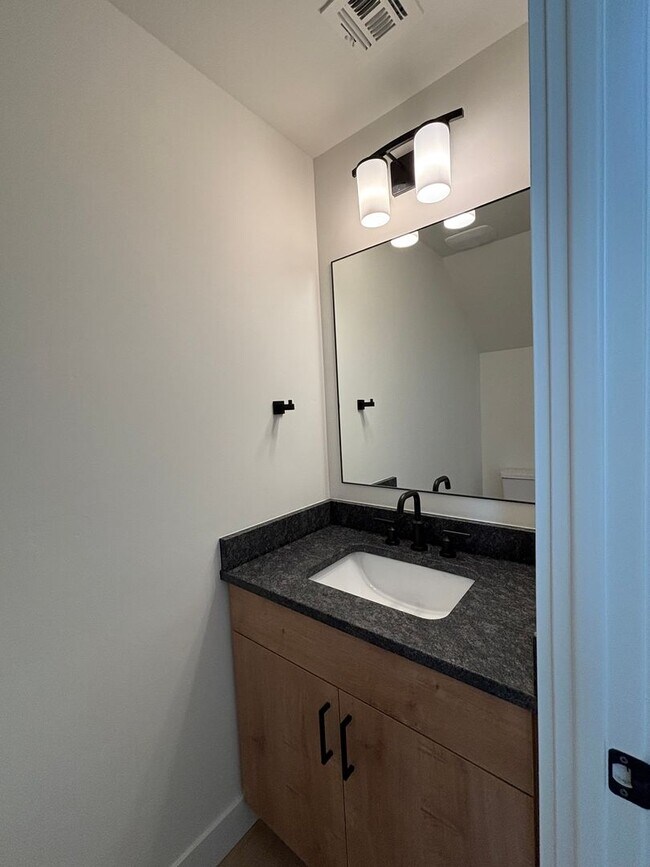 Building Photo - HURRICANE TOWNHOME FOR RENT!