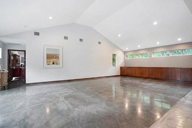 Building Photo - 5643 Terwilliger Way