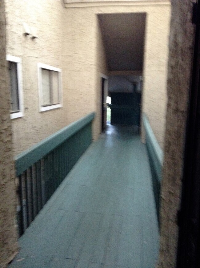 Building Photo - Great Condo Unit Available For Only $1,100...