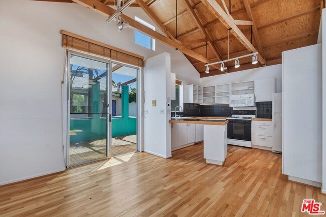 Building Photo - 656 Angelus Pl