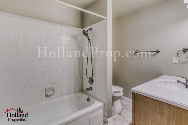 Building Photo - Beautiful Single-Level Hillsboro Home with Spacious Fenced Yard!