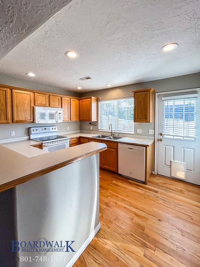 Building Photo - Stylish Draper Townhome with Private Patio