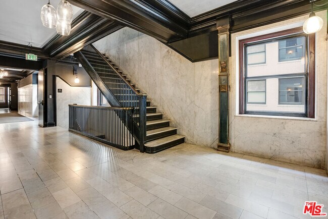 Building Photo - 460 S Spring St