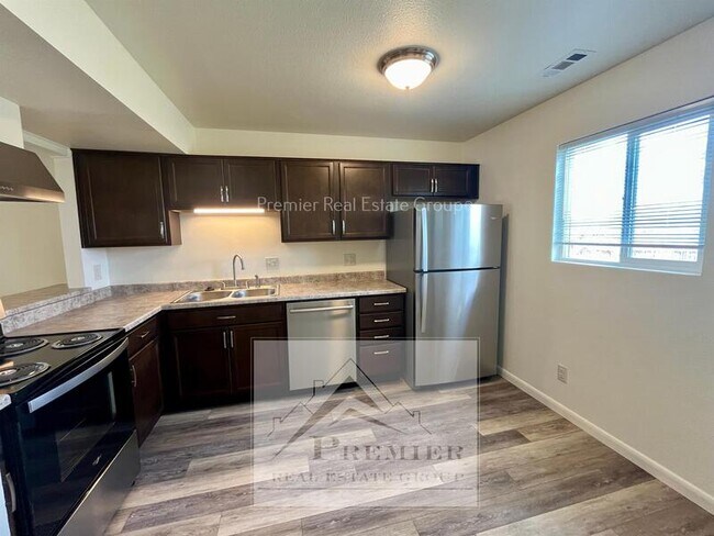 Building Photo - 2433 Cherokee Park Pl