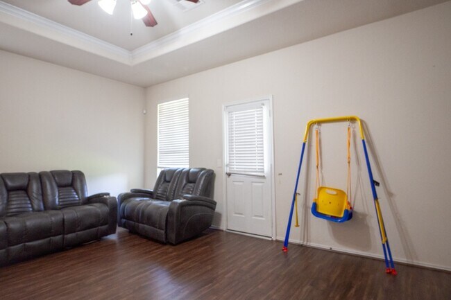 Building Photo - 1414 S Maple Dr