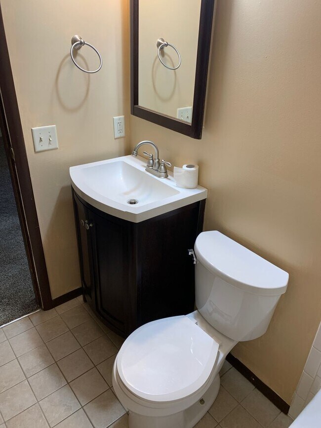 Building Photo - Three Bedroom One and a Half Bath Ranch Home in Delhi