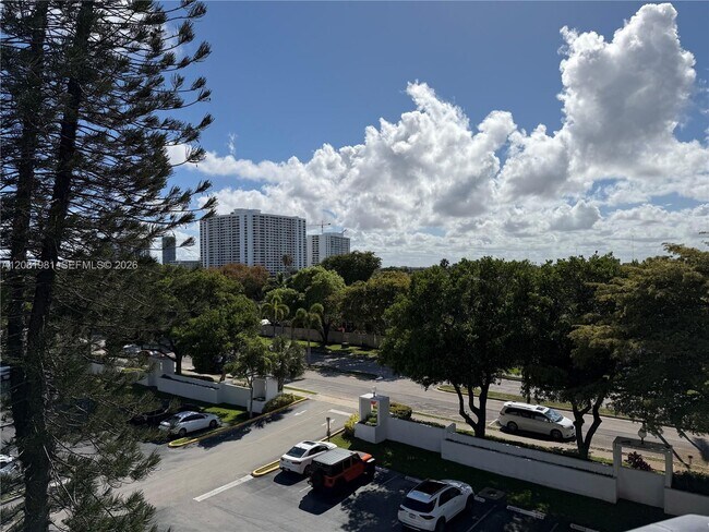 Building Photo - 1000 Parkview Dr