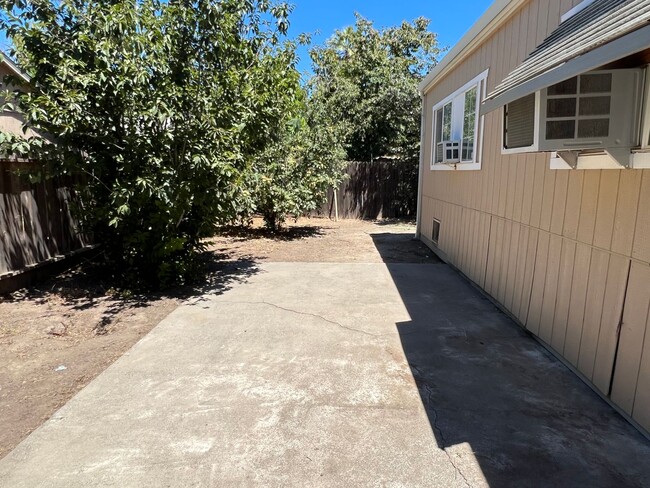 Building Photo - 3 bedroom 2 bath in Hamilton City with fru...