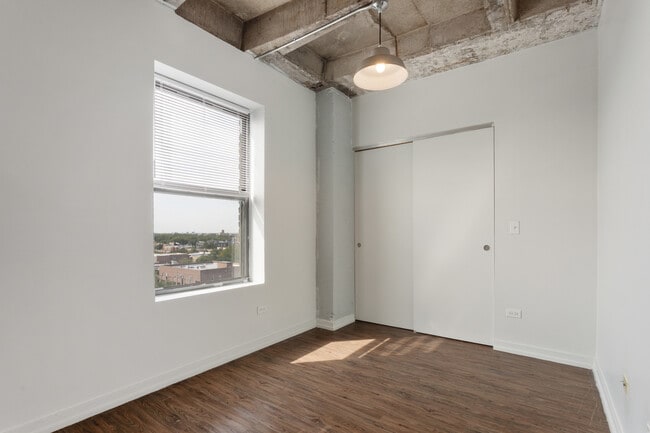 Building Photo - 1325 W Wilson Ave