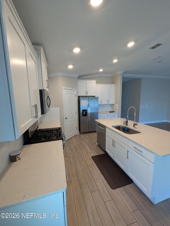 Building Photo - 721 Narvarez Ave