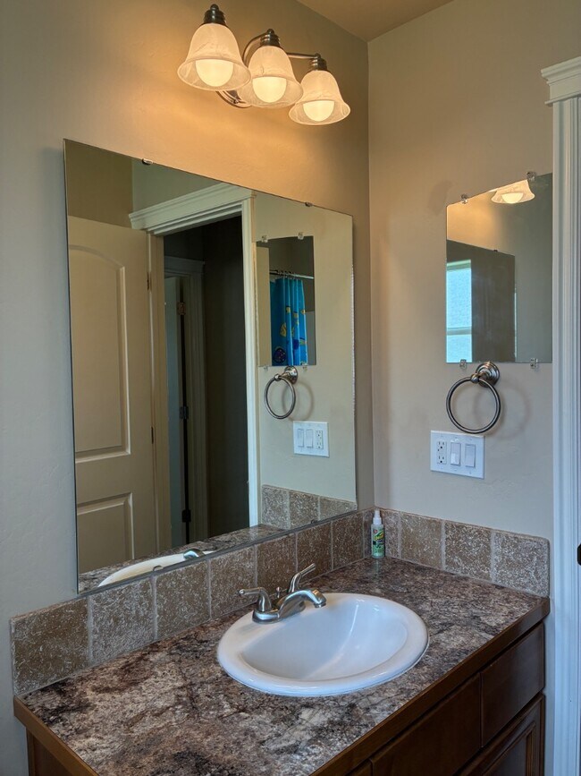 Building Photo - 234 Greenbrier Dr