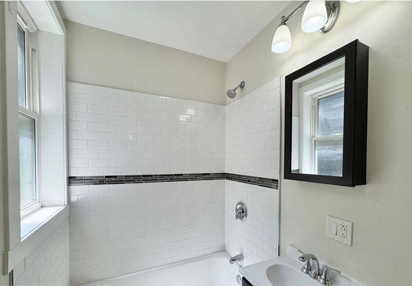 Building Photo - 1425 W Hutchinson St