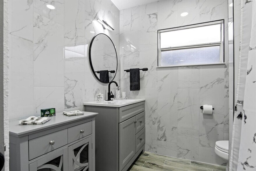 Building Photo - 1422 Dauphin Ln