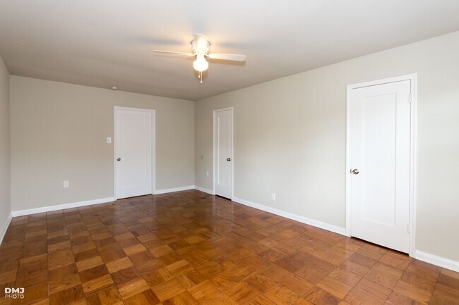 Building Photo - Broadway 2556-2558