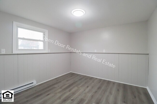 Building Photo - 301/303 W Hobart St.