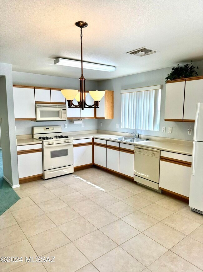 Building Photo - 7846 E Rooner Dr