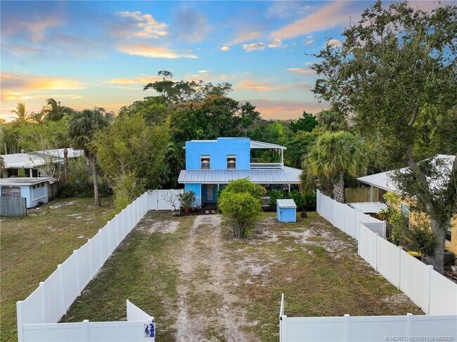 Building Photo - 508 SE Balboa Ave