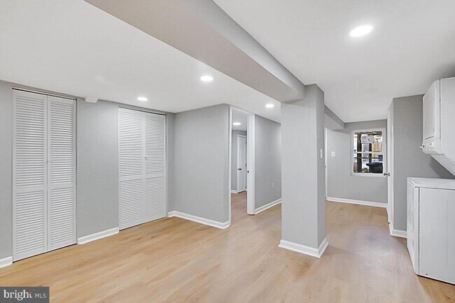 Building Photo - 727 Otis Pl NW