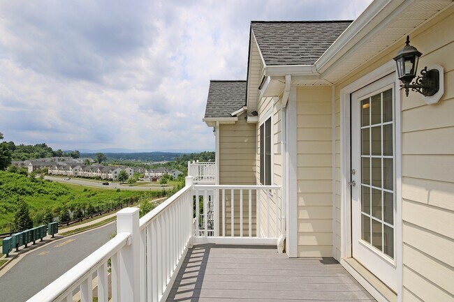 Building Photo - Spacious End-Unit Pantops Townhome