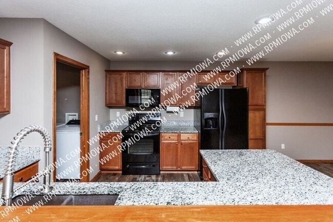 Building Photo - 738 NE Spring St