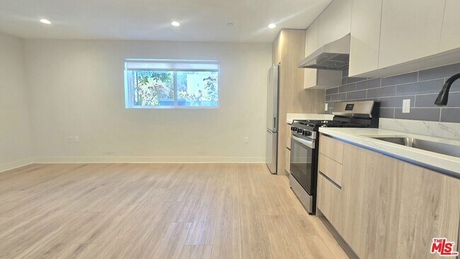 Building Photo - 1530 S Hayworth Ave