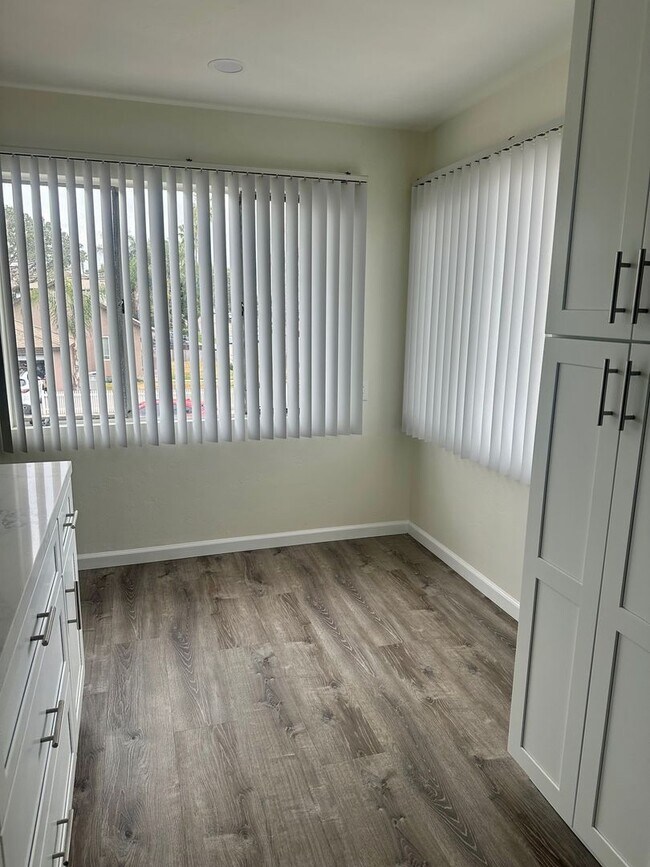 Building Photo - Upstairs 2 bedroom 1 bath apartment in PB, 4 blocks from ocean