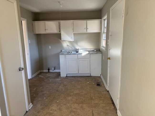 Building Photo - 324 15th Ave W