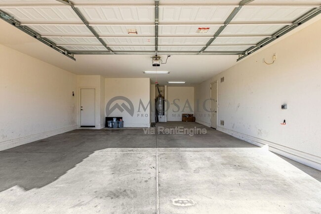 Building Photo - 2464 E Hazeltine Way