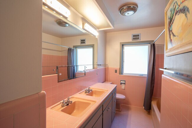 Building Photo - Stunning North Beach 4 bedroom, 3.5 bath with breathtaking view.