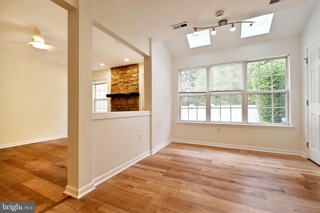 Building Photo - 302 Weston Ln