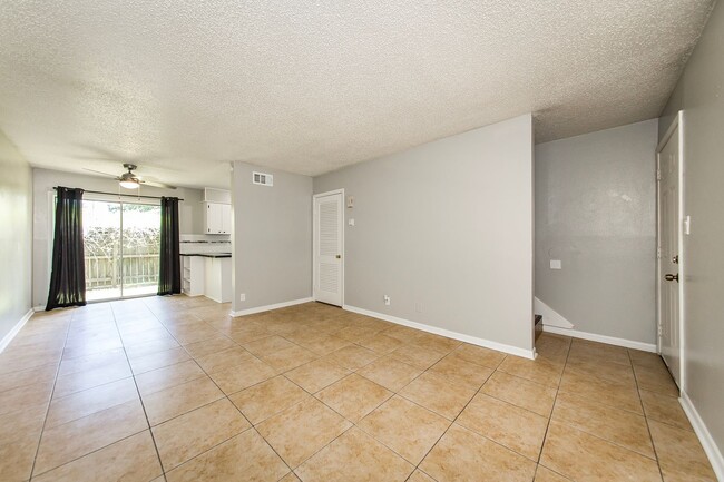 Building Photo - 2 Bedroom Apt. in Prime Location - Newly R...