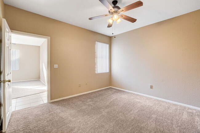 Building Photo - LOCATION! LOCATION! LOCATION! Move-in read...