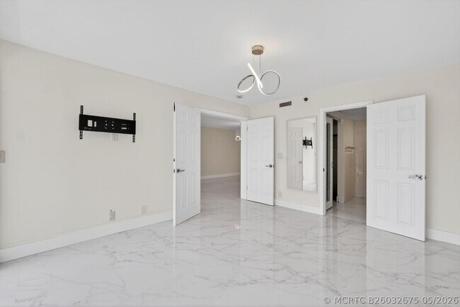 Building Photo - 3901 S Flagler Dr