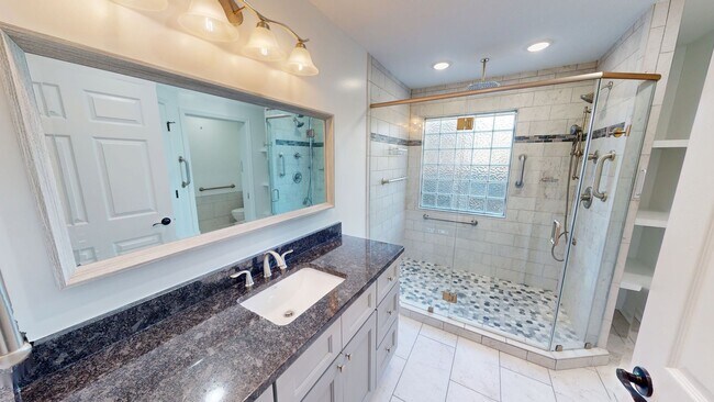 Building Photo - 3 Bedroom Condo in Kings Grant w/ Luxury Updates!