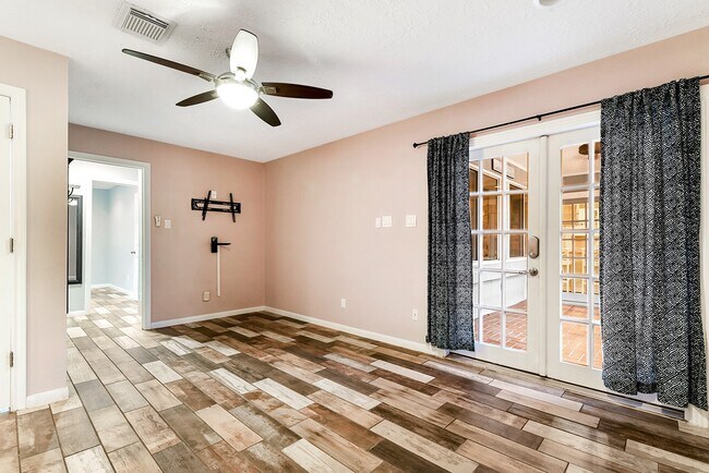 Building Photo - 215 Gentilly Dr