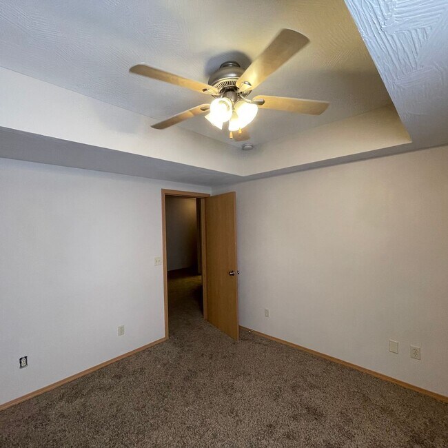 Building Photo - Beautiful 4 bedroom 3 full bathroom home available Now!