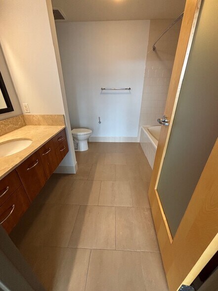 Primary En Suite Bathroom - 1221 SW 10th Ave