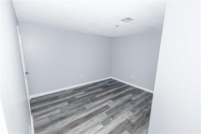 Building Photo - 2 School St