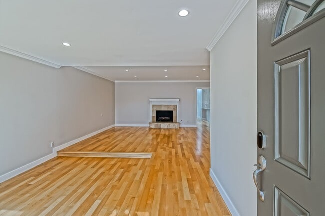 Building Photo - NEWLY REMODELED, BRIGHT & AIRY HOLLYGLEN HOME W/ REAR YARD/PATIO, 2 LIVING AREAS & BRAND NEW KITC...