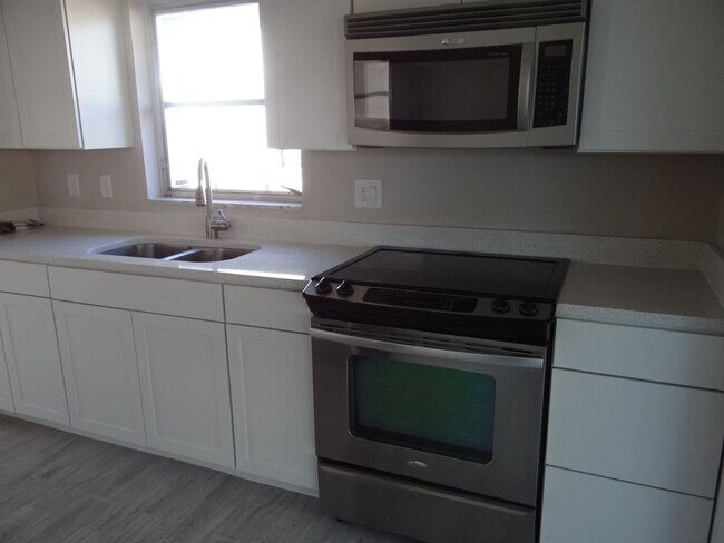 Building Photo - Annual Renovated Duplex 2 bed 1 bath 1 car...