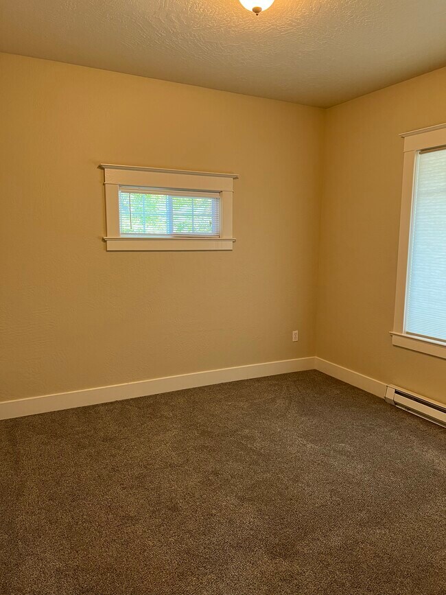 Bedroom 1 (front) - 418 E Reid Ave