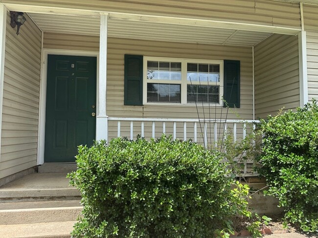 Primary Photo - 1417 N Greenwich Ave