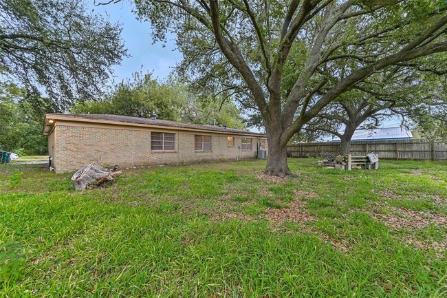 Building Photo - 6425 N Ridgecrest Dr