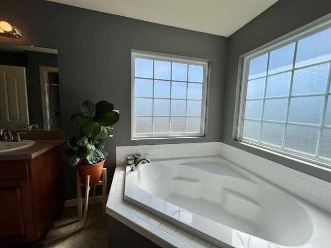 Building Photo - Spacious 4 bedroom home with POOL in sought after neighborhood and schools.