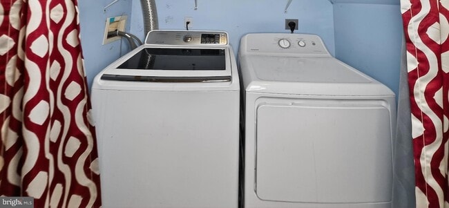 Building Photo - 2483 Lakeside Drive