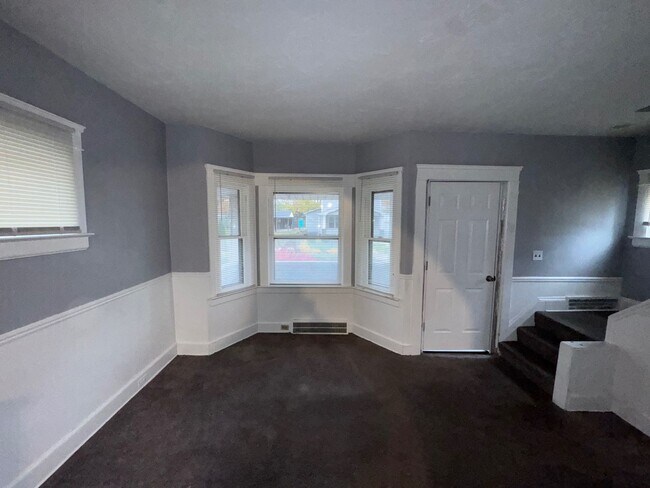 Building Photo - Charming 3-Bedroom Property in Prime Location