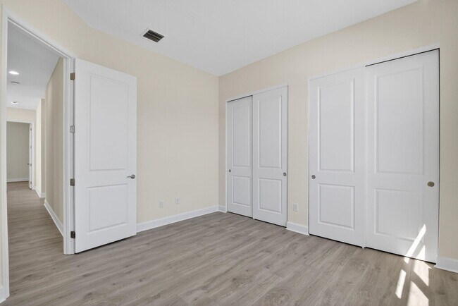 Building Photo - 15120 Wildwood Cir